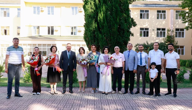 Media nümayəndələrinə təşəkkürnamələr və xatirə hədiyyələri təqdim olundu