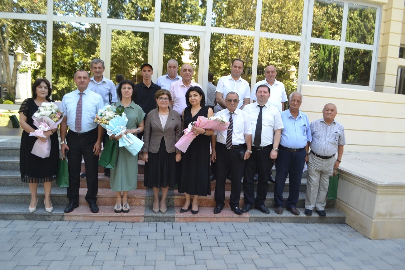 Mingəçevir İcra Hakmiyyətində media nümayəndələri ilə görüş qrup fotosu ilə yekunlaşdı
