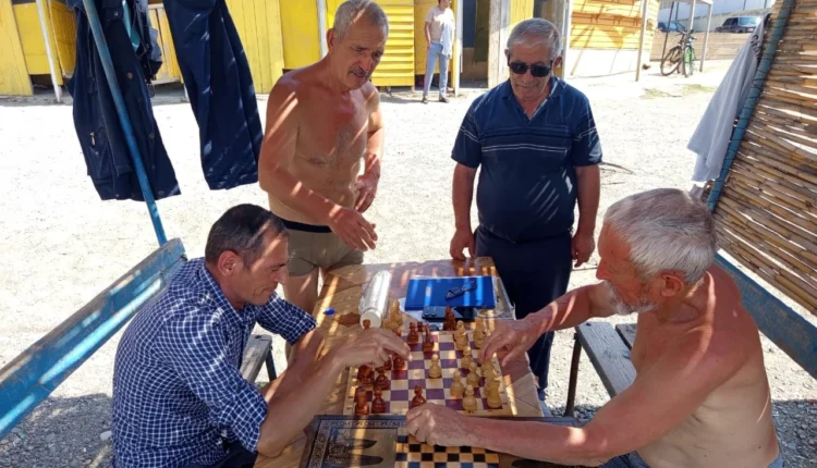 Su hövzəsinin kənarında idman yarışı.